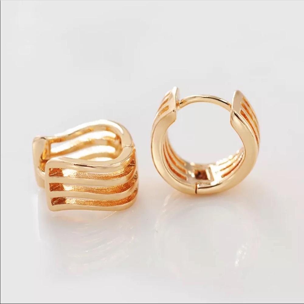 New 18K Gold Plated Small Curve Hoop Earrings - Picture 2 of 6
